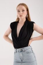 Anvelop Yaka Vatkalı Çıtçıtlı Siyah Bluz - Görsel 3
